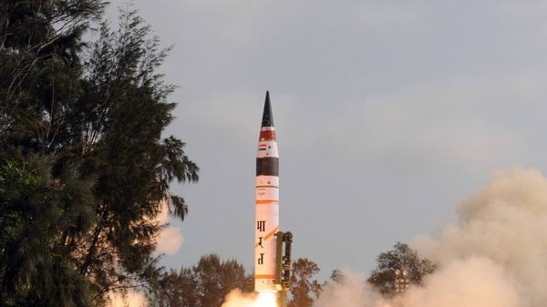 An Agni-V intercontinental ballistic missile - Sputnik International