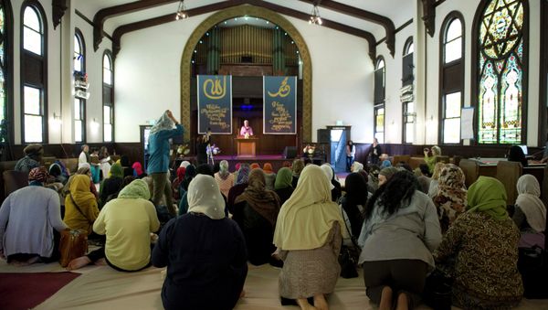 Muslim women kneel for the prayer service at the Women's Mosque of America in downtown Los Angeles, California January 30, 2015 Muslim women kneel for the prayer service at the Women's Mosque of America in downtown Los Angeles, California January 30, 2015 - Sputnik International