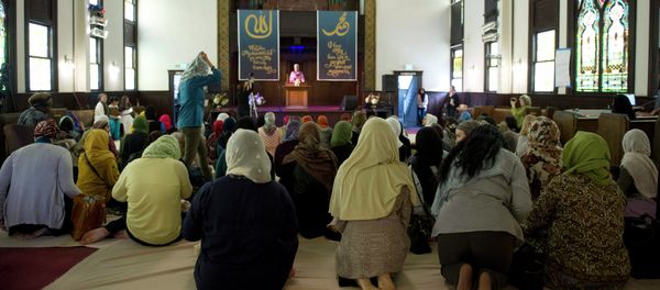 Muslim women kneel for the prayer service at the Women's Mosque of America in downtown Los Angeles, California January 30, 2015 - Sputnik International
