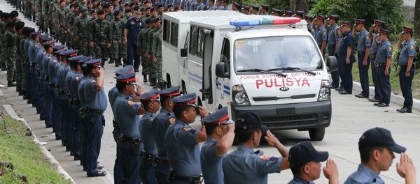 Philippine National Police salute for the final sendoff as a van with one of the remains of 44 special commandos leaves Camp Bagong Diwa for its final journey to his hometown Saturday, Jan. 31, 2015 at suburban Taguig city, south of Manila, Philippines Philippine National Police salute for the final sendoff as a van with one of the remains of 44 special commandos leaves Camp Bagong Diwa for its final journey to his hometown Saturday, Jan. 31, 2015 at suburban Taguig city, south of Manila, Philippines - Sputnik International