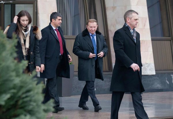 Former Ukrainian President Leonid Kuchma (2nd R) after arriving at Minsk's International Airport - Sputnik International
