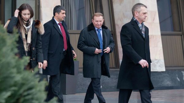Former Ukrainian President Leonid Kuchma (2nd R) after arriving at Minsk's International Airport - Sputnik International