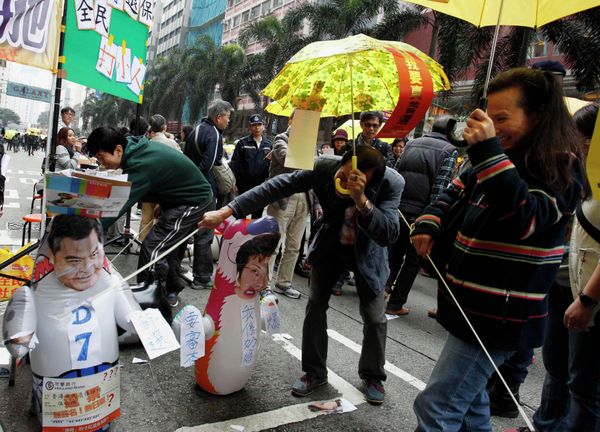 Protesters carrying yellow umbrellas, the symbol of the Occupy movement, play with a roly-poly toy mocking Hong Kong Chief Executive Leung Chun-ying during a march in Hong Kong February 1, 2015 Protesters carrying yellow umbrellas, the symbol of the Occupy movement, play with a roly-poly toy mocking Hong Kong Chief Executive Leung Chun-ying during a march in Hong Kong February 1, 2015 - Sputnik International