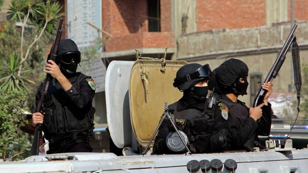 Masked Egyptian security forces deploy in the Cairo suburb of Matareya - Sputnik International