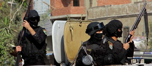 Masked Egyptian security forces deploy in the Cairo suburb of Matareya - Sputnik International
