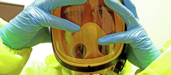 Medical staff of the Regional Hospital for Infectious Diseases in Kaliningrad practice response measures to a possible Ebola case - Sputnik International