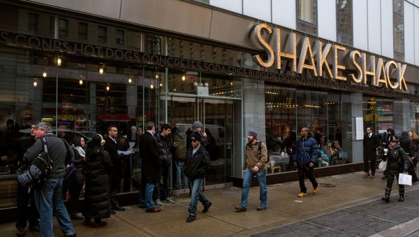 Customers line up to get into a Shake Shack store in New York Customers line up to get into a Shake Shack store in New York - Sputnik International