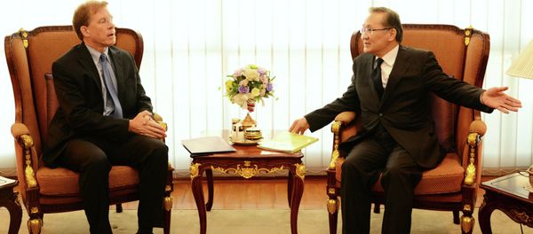 American charge d’affairs in Bangkok, W. Patrick Murphy, left, talks with Thai Deputy Foreign Minister Don Pramudwi during a meeting at the Foreign Ministry in Bangkok - Sputnik International