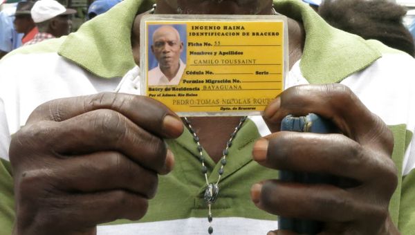 Former sugar cane worker Camilo Toussaint shows his identification card from the company he worked for during a sit-in outside Haiti's embassy in Santo Domingo - Sputnik International