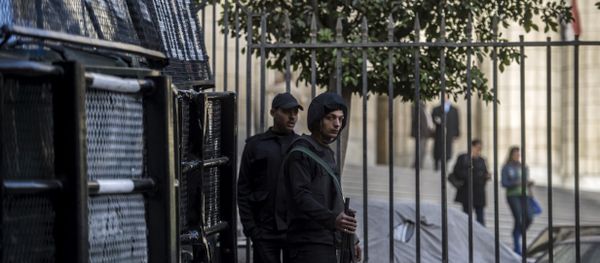 Egyptian riot policemen stand guard outside the High Court in downtown Cairo - Sputnik International