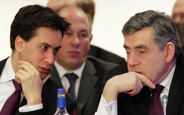 Former British PM Gordon Brown (R) talks with the leader of the Labour Party Ed  (L) - Sputnik International