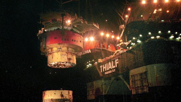 The upper part of the Brent Spar oil platform is lifted by the crane vessel Thialf off the coast of Vats, near to Stavanger  - Sputnik International