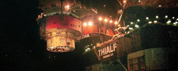 The upper part of the Brent Spar oil platform is lifted by the crane vessel Thialf off the coast of Vats, near to Stavanger - Sputnik International