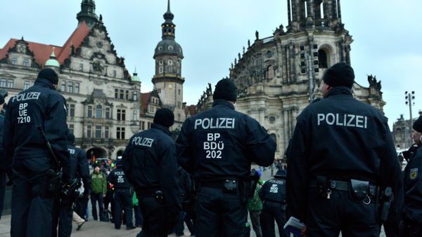 Police in the eastern German state of Saxony might show greater tolerance of far-right extremism than the population, the local deputy governor suggested in an interview with Die Zeit on Thursday. - Sputnik International
