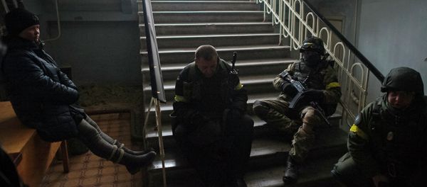 Members of the Ukrainian armed forces gather inside a school building in Debaltseve Members of the Ukrainian armed forces gather inside a school building in Debaltseve - Sputnik International