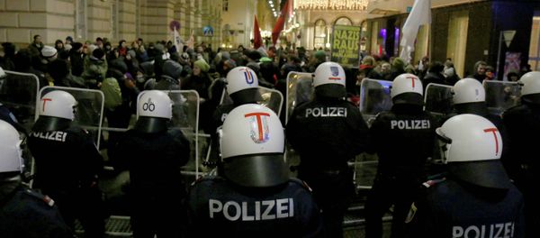 Demonstrators are stopped by police as they gather to protest against the ball at the Hofburg palace hosted by Austria's right-wing Freedom Party - Sputnik International