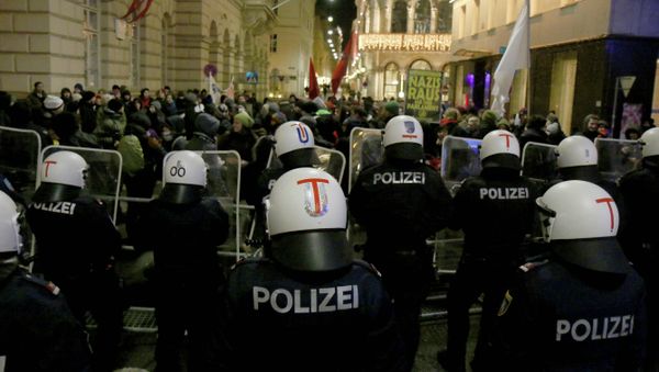 Demonstrators are stopped by police as they gather to protest against the ball at the Hofburg palace hosted by Austria's right-wing Freedom Party - Sputnik International