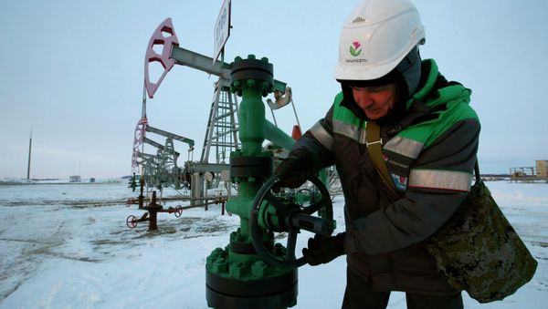A worker checks the valve of an oil pipe at an oil field owned by Bashneft company near the village of Nikolo-Berezovka, northwest from Ufa, Bashkortostan, January 28, 2015 - Sputnik International