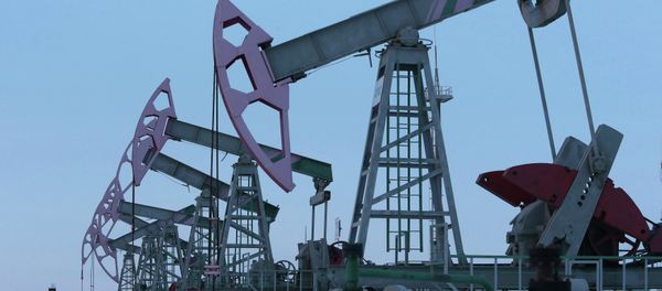 A worker walks past pump jacks on an oil field owned by Bashneft company near the village of Nikolo-Berezovka, northwest from Ufa, Bashkortostan, January 28, 2015 A worker walks past pump jacks on an oil field owned by Bashneft company near the village of Nikolo-Berezovka, northwest from Ufa, Bashkortostan, January 28, 2015 - Sputnik International