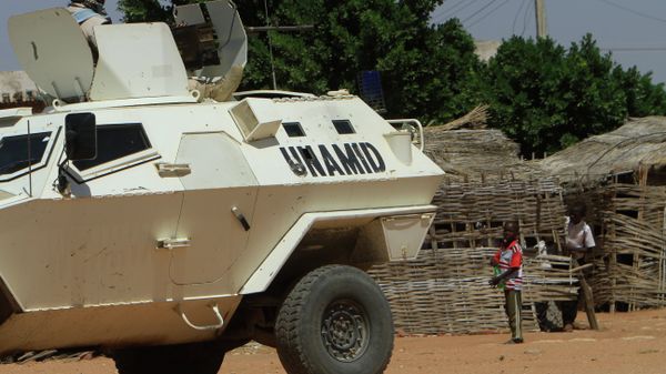 A UN-African Union mission to Darfur (UNAMID) vehicle patrols a street in the city of Nyala in Sudan's Darfur - Sputnik International