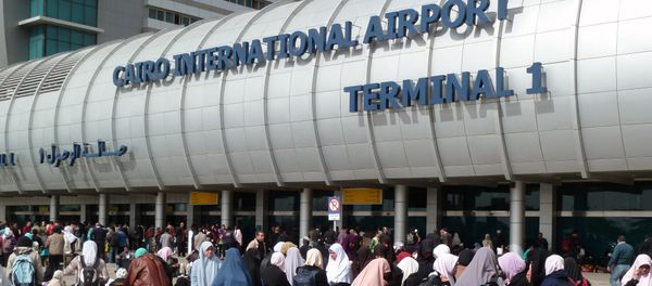 Foreigners crowd the entrance to Cairo's International Airport Foreigners crowd the entrance to Cairo's International Airport - Sputnik International