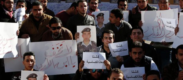 Students hold pictures of Islamic State captive Jordanian pilot Muath al-Kasaesbeh Students hold pictures of Islamic State captive Jordanian pilot Muath al-Kasaesbeh - Sputnik International