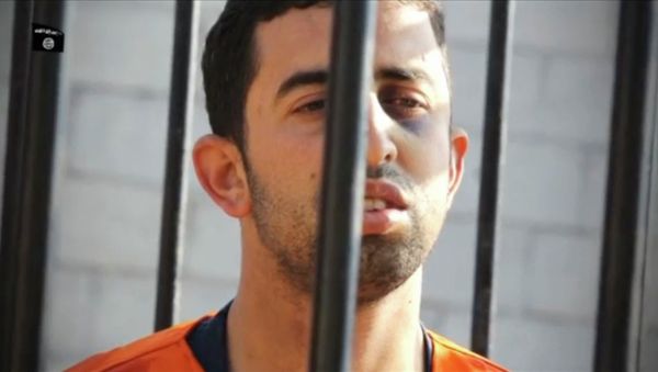A man purported to be Islamic State captive Jordanian pilot Muath al-Kasaesbeh is seen standing in a cage in this still image from an undated video filmed from an undisclosed location made available on social media on February 3, 2015 - Sputnik International