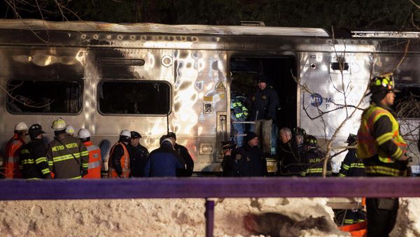 Emergency workers stand in and around a burnt Metropolitan Transportation Authority (MTA) Metro North Railroad commuter train near the town of Valhalla, New York, February 3, 2015. Emergency workers stand in and around a burnt Metropolitan Transportation Authority (MTA) Metro North Railroad commuter train near the town of Valhalla, New York, February 3, 2015. - Sputnik International
