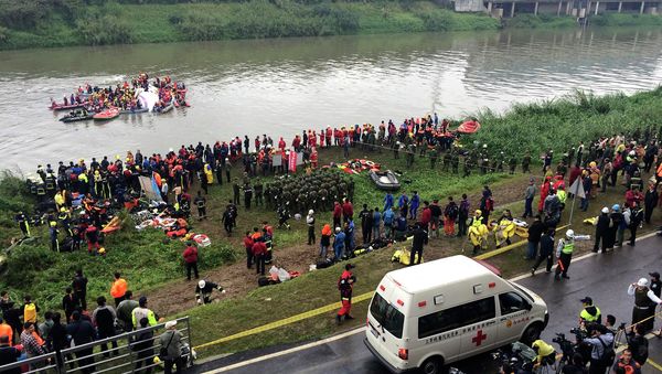 An ambulance arrives as rescuers carry out rescue operations after a TransAsia plane crashed into a river in New Taipei City, February 4, 2015. - Sputnik International