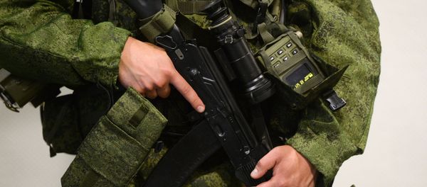 A man demonstrates the new gear of a Russian serviceman designed by Tsniitochmash A man demonstrates the new gear of a Russian serviceman designed by Tsniitochmash - Sputnik International
