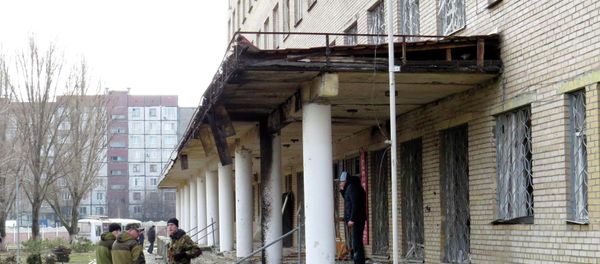 Members of the armed forces of the separatist self-proclaimed Donetsk People's Republic gather outside a hospital, which according to locals was damaged by shelling, in Donetsk February 4, 2015. - Sputnik International