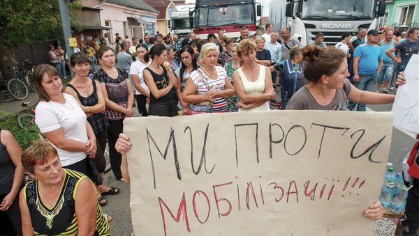Local residents of the village of Rakoshyno, some 30 km from the western Ukrainian city of Uzhgorod, in the province of Transcarpathia - Sputnik International