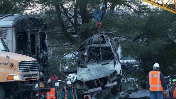 The vehicle that was struck by a commuter train is lifted from the tracks in Mount Pleasant, near Valhalla, New York - Sputnik International