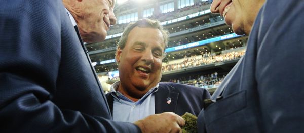 Dallas Cowboys owner Jerry Jones, left, New Jersey Gov. Chris Christie and New York Giants executive vice-President Steve Tisch, right, talk before an NFL football game between the Giants and Cowboys Dallas Cowboys owner Jerry Jones, left, New Jersey Gov. Chris Christie and New York Giants executive vice-President Steve Tisch, right, talk before an NFL football game between the Giants and Cowboys - Sputnik International