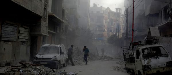 Syrian men walk on a street covered with dust in Damascus - Sputnik International
