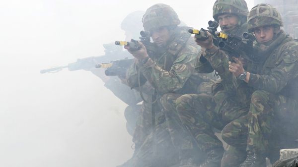Soldiers from the British Royal Marines Commando demonstrate city fighting techniques during the NATO Response Force exercise - Sputnik International