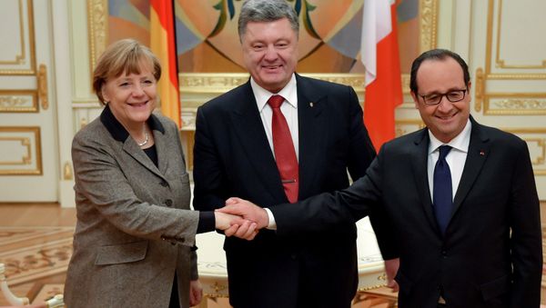 Ukraine's President Petro Poroshenko (C) shakes hands with German Chancellor Angela Merkel and French President Francois Hollande during their meeting in Kiev, February 5, 2015. Ukraine's President Petro Poroshenko (C) shakes hands with German Chancellor Angela Merkel and French President Francois Hollande during their meeting in Kiev, February 5, 2015. - Sputnik International