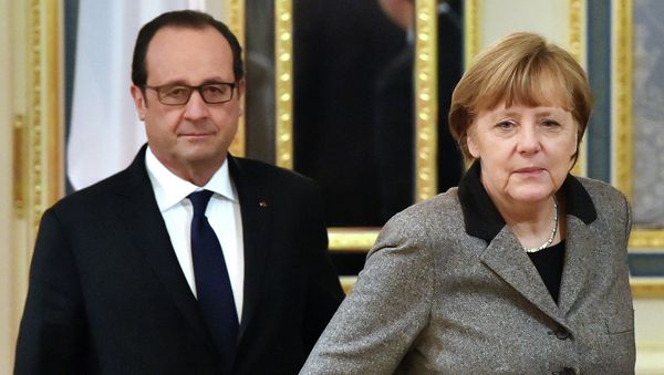 French President Francois Hollande (L) and German Chancellor Angela Merkel (R) walk prior to their meeting with the Ukrainian President in Kiev on February 5, 2015. - Sputnik International