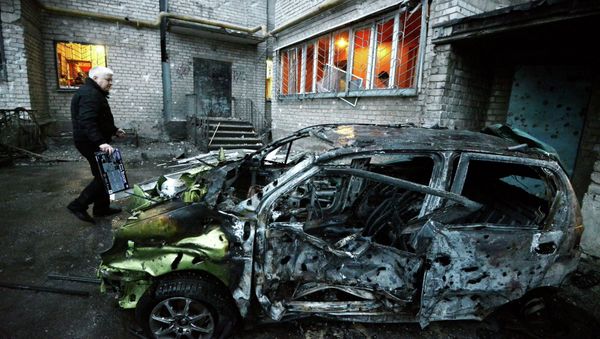 A man stands next to his car - Sputnik International