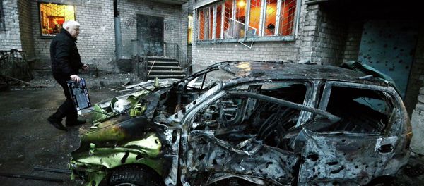 A man stands next to his car - Sputnik International