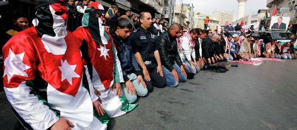 Protesters dressed in Jordanian flag - Sputnik International