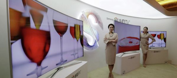 A new “SmartTV” from Samsung collects audio spoken by users as a part of it’s voice command interface and may pass it on to third parties, even if it’s “personal” or “sensitive.” A new “SmartTV” from Samsung collects audio spoken by users as a part of it’s voice command interface and may pass it on to third parties, even if it’s “personal” or “sensitive.” - Sputnik International