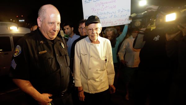 Homeless advocate Arnold Abbott, 90 walks with police officer after arrest for feeding the homeless Homeless advocate Arnold Abbott, 90 walks with police officer after arrest for feeding the homeless - Sputnik International
