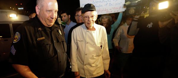 Homeless advocate Arnold Abbott, 90 walks with police officer after arrest for feeding the homeless - Sputnik International