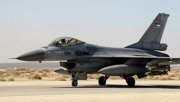 A Royal Jordanian Air Force plane takes off from an air base to strike the Islamic state in the Syrian city of Raqqa February 5, 2015 - Sputnik International