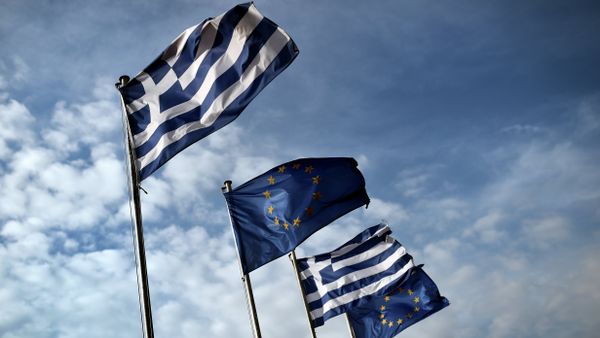 Greek and EU flags wave in the port of the eastern Greek island of Samos in January 20, 2015. The Patras flag, second from the right, replaced that of the EU at Patras' town hall. - Sputnik International