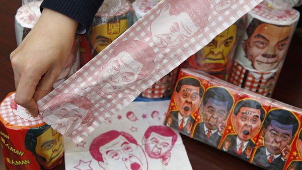 Hong Kong Democratic Party Vice Chairman Lo Kin-hei shows off rolls of toilet paper and packages of tissue paper printed with images of pro-Beijing Hong Kong Chief Executive Leung Chun-ying at his office in Hong Kong - Sputnik International