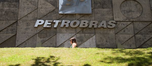 People walk past Petrobras building in Rio de Janeiro, Brazil on December 12, 2014 - Sputnik International