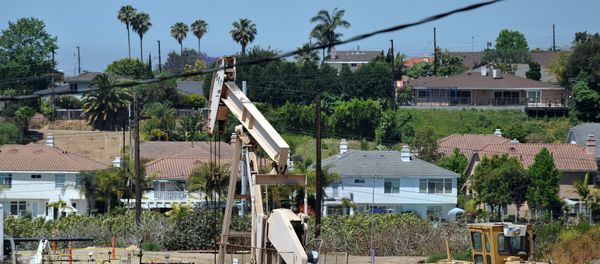 Oil rig extracts petroleum in Culver City, California Oil rig extracts petroleum in Culver City, California - Sputnik International