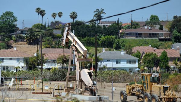 Oil rig extracts petroleum in Culver City, California - Sputnik International